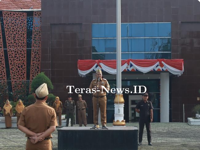 Sekretaris Daerah Machiavelli Herman Tarmizi pimpin Apel Mingguan Di Lapangan Buway Pemuka Kabupaten Way Kanan
