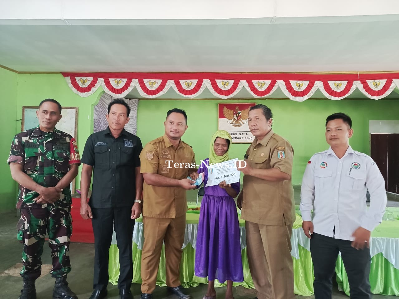 Kakam Gisting Jaya Nanang Yudi Saputro Salurkan Langsung BLT-DD Tahap 2 dan 3 Tahun 2025