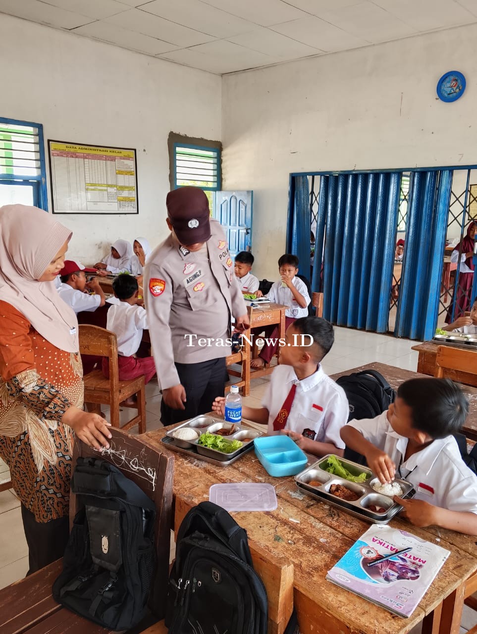 Bhabin kamtibmas Polsek Negara Batin Monitoring MBG Kepada Pelajar Di Sekolah