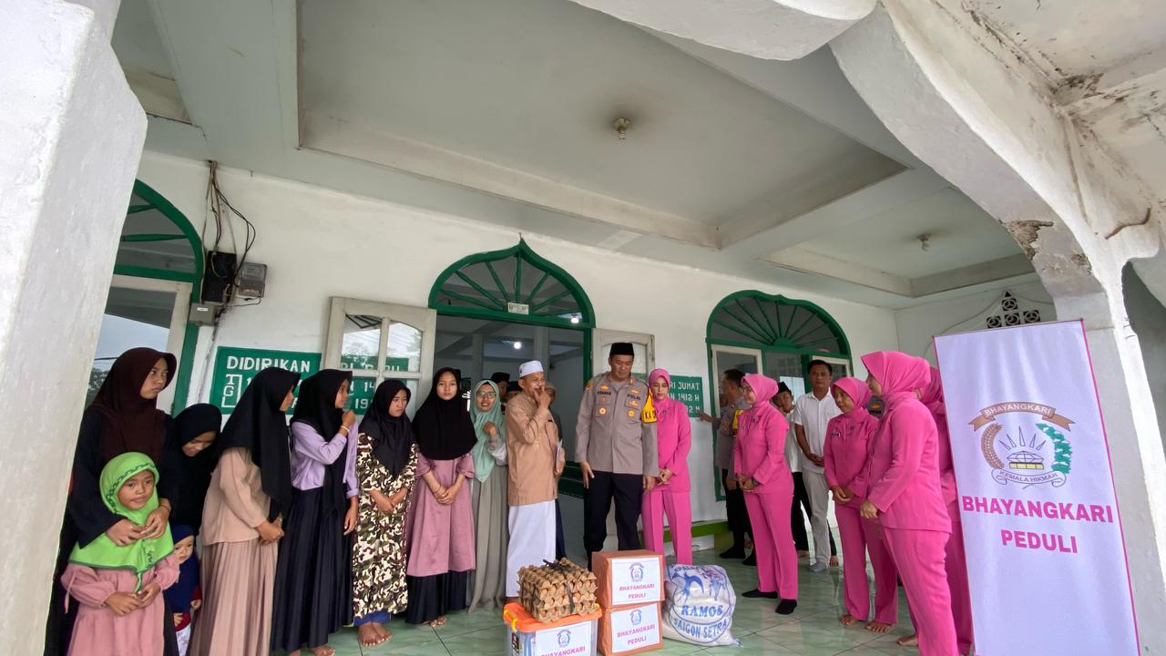 Baksos Ramadhan, Kapolres dan Ketua Bhayangkari Cabang Way Kanan Berikan Paket Sembako
